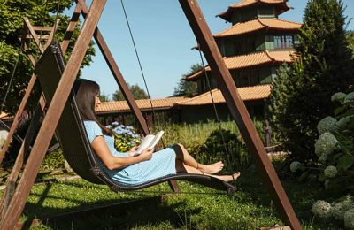 Frau entspannt im Garten