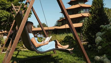 Frau entspannt im Garten