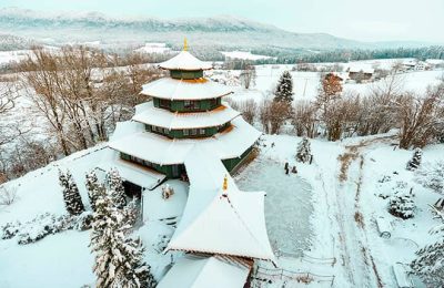 Die Wellnesspagode im Winter in einer Luftaufnahme