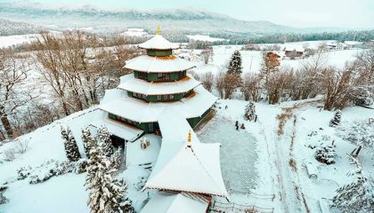 Die Wellnesspagode im Winter in einer Luftaufnahme