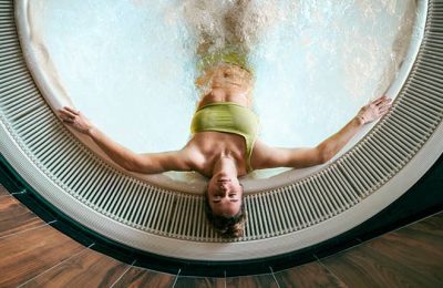 Frau entspannt im Whirlpool