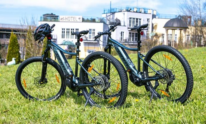 Mehrere Mountainbikes vor dem Spirit und Spa Hotel Birkenhof