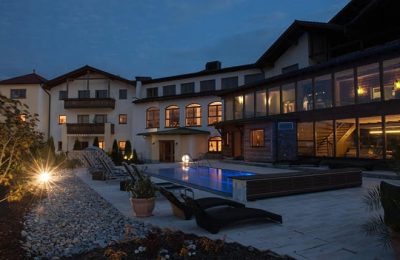 Überblick über das Hotel Terrase und Pool am Abend