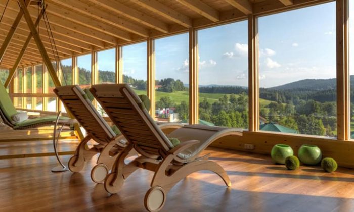 Liegen im Ruheraum mit Blick auf den Bayerwald