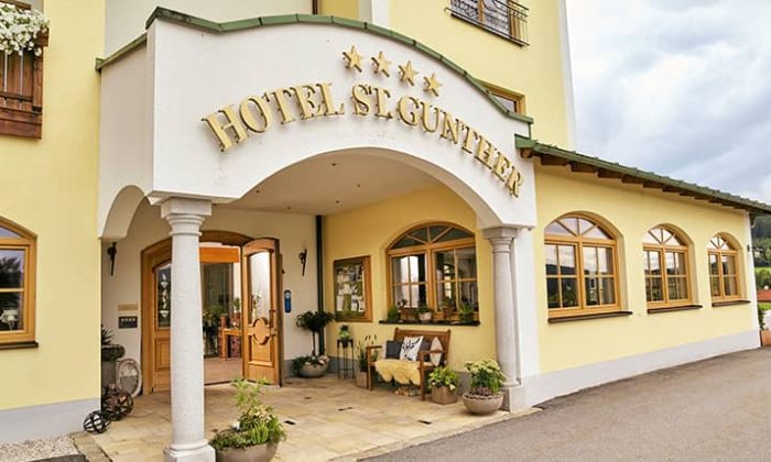 Eingang zum Hotel