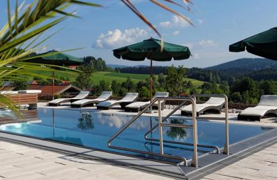 Außenpool am Tag vor blauem Himmel