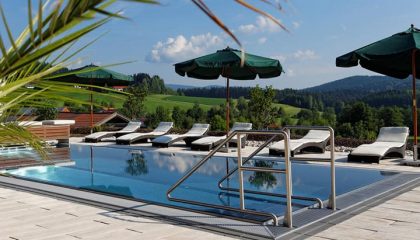 Außenpool am Tag vor blauem Himmel