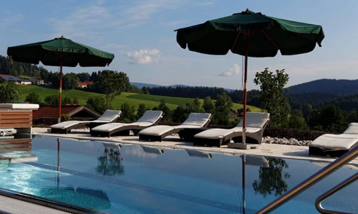 Außenpool mit Liegen