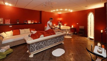 Frau erhält ayurvedische Massage