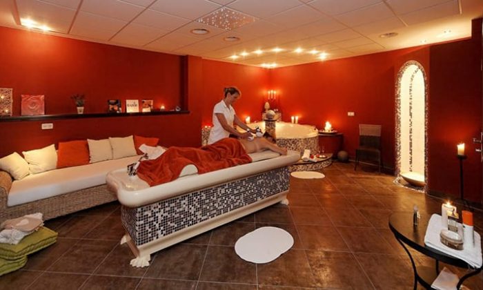 Frau erhält ayurvedische Massage