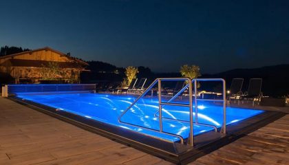 Beleuchteter Außenpool am Abend