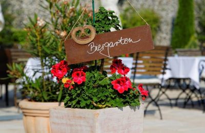 Blumentopf mit Schild im Garten