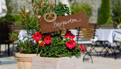 Blumentopf mit Schild im Garten
