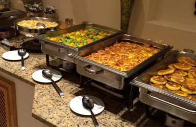 Verschiedene Speisen beim Buffet