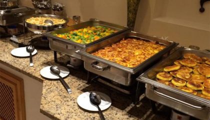 Verschiedene Speisen beim Buffet