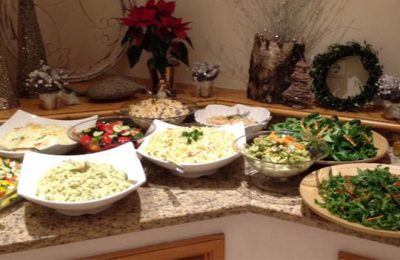 Unterschiedliche Speisen im Buffet