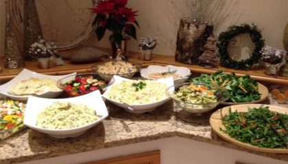 Unterschiedliche Speisen im Buffet