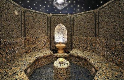 Grau blau beleuchtetes Edelsteinbad