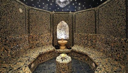 Grau blau beleuchtetes Edelsteinbad