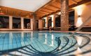 Am Abend beleuchtetes Hallenbad