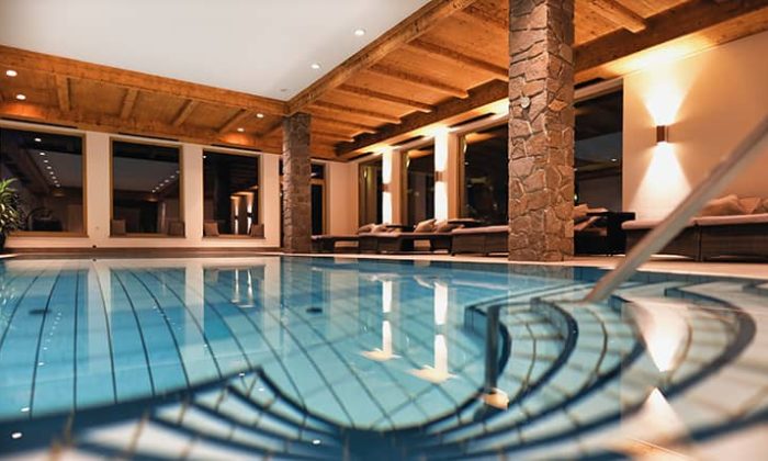 Am Abend beleuchtetes Hallenbad