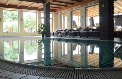 Großes Innenbecken mit Liegen am Beckenrand