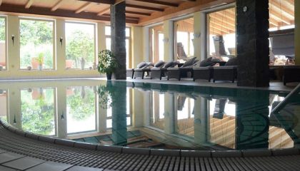 Großes Innenbecken mit Liegen am Beckenrand