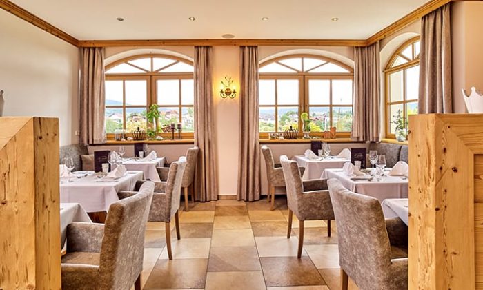 Tisch und Stühle im Restaurant