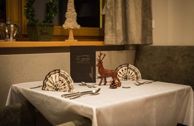 Fein gedeckter Tisch im Restaurant