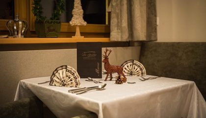 Fein gedeckter Tisch im Restaurant