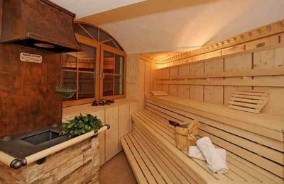 Holzsauna mit Handtüchern