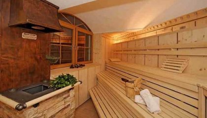 Holzsauna mit Handtüchern