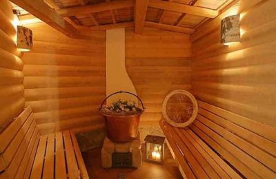 Beleuchtete Holzsauna mit Kerzen