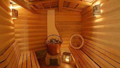 Beleuchtete Holzsauna mit Kerzen