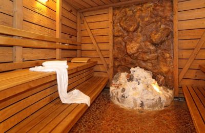 Sauna mit weißem Handtuch und Edelstein