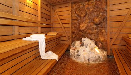 Sauna mit weißem Handtuch und Edelstein
