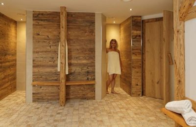 Frau in weißem Handtuch im Suanabereich