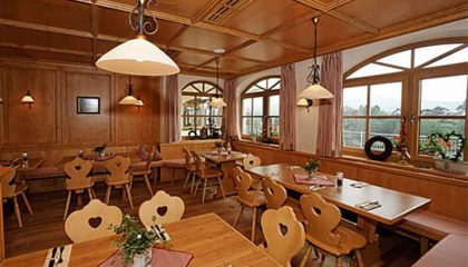 Bayerisch Holzmöbel im Stüberl