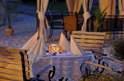 Gedeckter Tisch auf der Terrasse am Abend