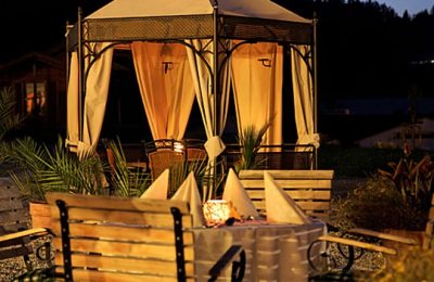 Beleuchtete Terrasse am Abend