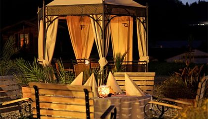 Beleuchtete Terrasse am Abend