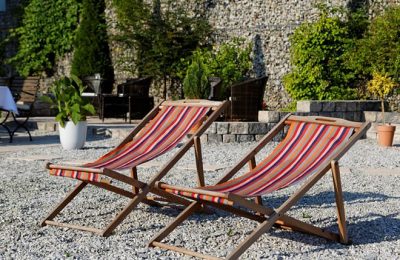Bunte Liegestühle auf der Sonnenterrasse