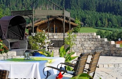 Garten mit Tisch, Stühlen und Liegemuscheln