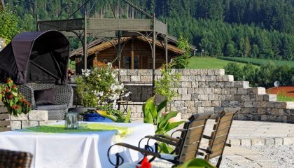 Garten mit Tisch, Stühlen und Liegemuscheln