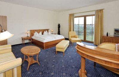 Bett in der Turmsuite Frauenbrünnl