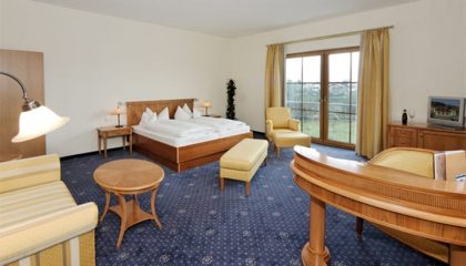 Bett in der Turmsuite Frauenbrünnl