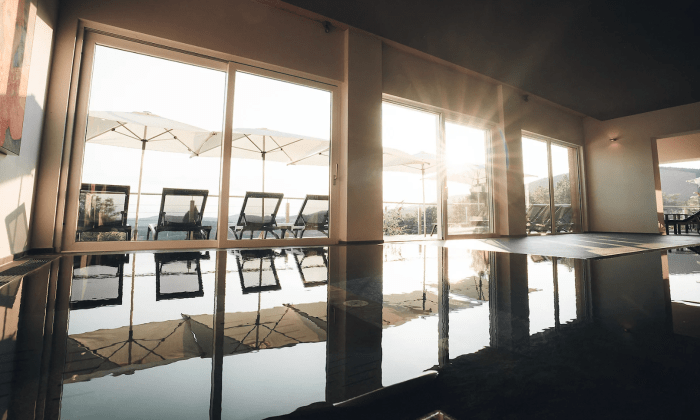 Innenpool mit Ausblick im Thula