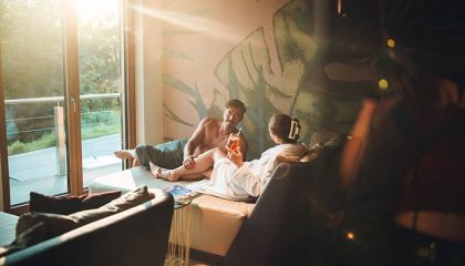 Paar entspannt im Ruheraum