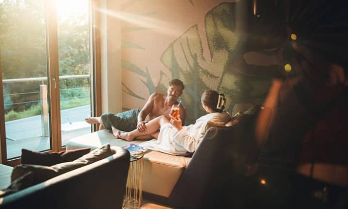 Paar entspannt im Ruheraum