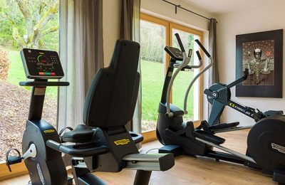 Moderne Sportgeräte im Fitnesscenter